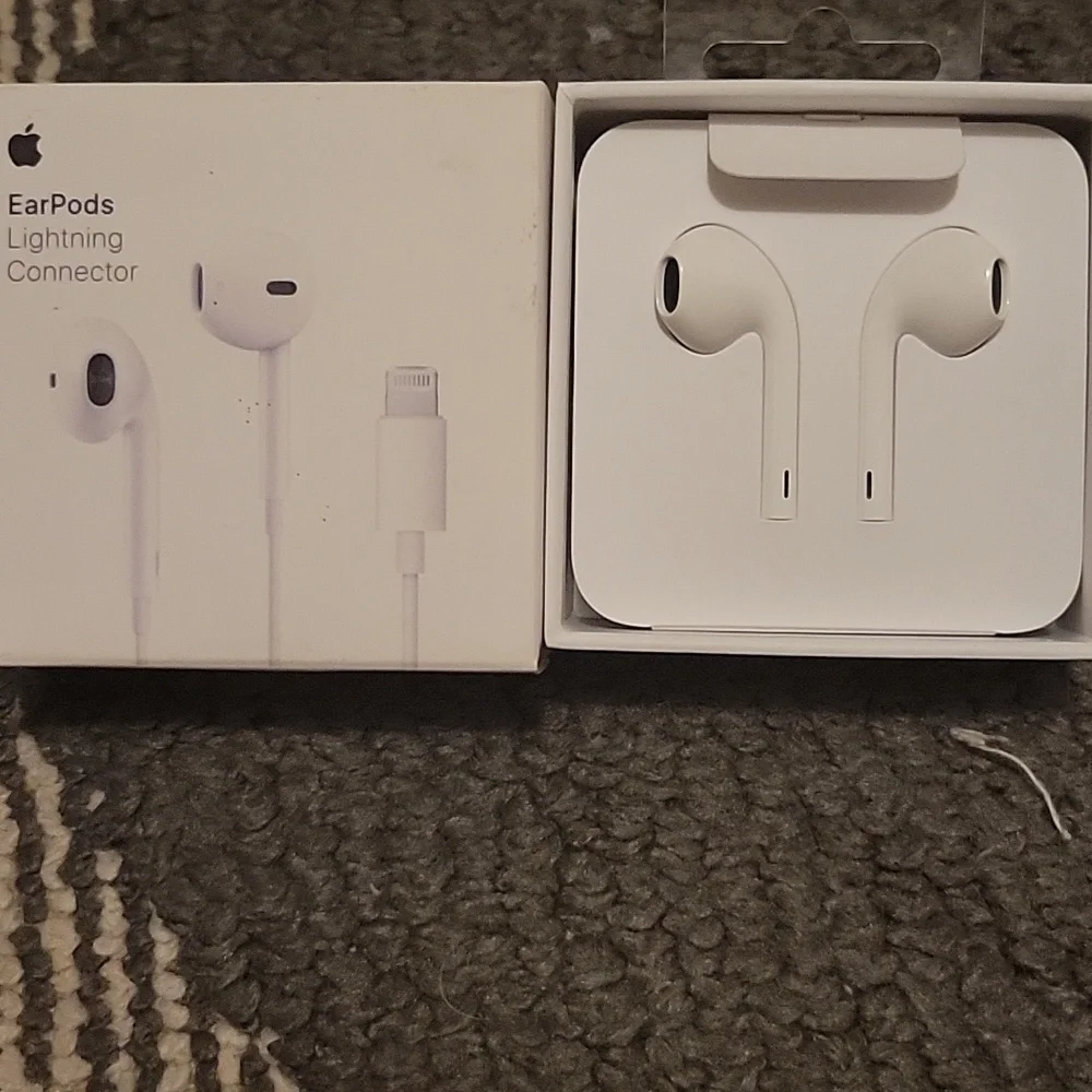 Apple Earpods with Lightning Connector